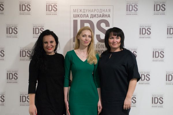 Преподаватель IDS Татьяна Горская со своими студентами.