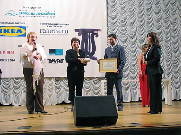 Вручение «Мариинского знака отличия I-ой степени» Российской Геральдической Палаты Надежде Лазаревой