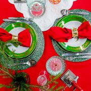 Натюрморт в новогодних тонах: Катя Гулюк рассказала о секретах сервировки праздничного стола!