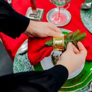Натюрморт в новогодних тонах: Катя Гулюк рассказала о секретах сервировки праздничного стола!