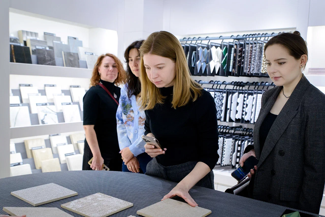 От теории к практике: студенты IDS познакомились с новинками керамики в шоуруме БОМОНД