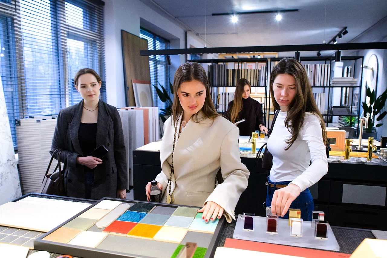 От теории к практике: студенты IDS познакомились с новинками керамики в шоуруме БОМОНД