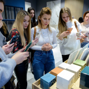 От теории к практике: студенты IDS познакомились с новинками керамики в шоуруме БОМОНД