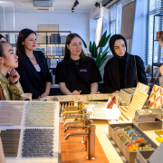 От теории к практике: студенты IDS познакомились с новинками керамики в шоуруме БОМОНД